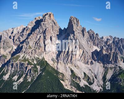 LUFTAUFNAHME. Südwand des Monte Cristallo (Höhe: 3221 m) in den Dolomiten. Auronzo di Cadore, Provinz Belluno, Venetien, Italien. Stockfoto