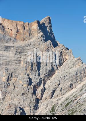 LUFTAUFNAHME. Monte Pelmo (Höhe: 3168 m) von Osten aus gesehen. Borca di Cadore, Provinz Belluno, Venetien, Italien. Stockfoto