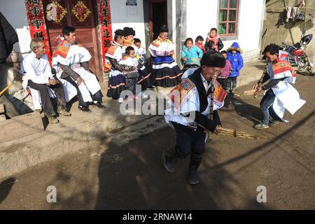 (160207) -- GUIYANG, 7. Februar 2016 -- Anwohner, die in traditionellen Kostümen der Miao-Volksgruppe gekleidet sind, spielen Lusheng, ein Rohrpfeifen-Blasinstrument, um das kommende Frühlingsfest oder das chinesische Mondneujahr zu feiern, im Bezirk Nayong, Provinz Guizhou im Südwesten Chinas, 7. Februar 2016. ) (Cxy) CHINA-GUIZHOU-SPRING FESTIVAL-CELEBRATION (CN) OuxDongqu PUBLICATIONxNOTxINxCHN Guiyang 7. Februar 2016 Anwohner gekleidet in traditionellen Kostümen der Miao Ethnic Group spielen Lusheng ein Schilfpfeifen-Blasinstrument, um das kommende Frühlingsfest oder das chinesische Mondneujahr in Nayong County Southw zu feiern Stockfoto