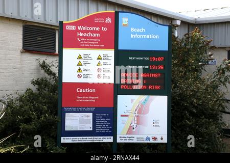 Heacham, Großbritannien. 30. August 2023. Heacham Beach in Norfolk, der von der DEFRA (Department for Environment Food & Rural Affairs) als einer der dreckigsten Strände Großbritanniens eingestuft wurde, was die Sauberkeit des Wassers angeht, und ein Hinweis zum Thema "Badeempfehlung: Verschmutzungsrisiko" ist auf einem Schild mit Strandinformationen zu sehen. Dank: Paul Marriott/Alamy Live News Stockfoto