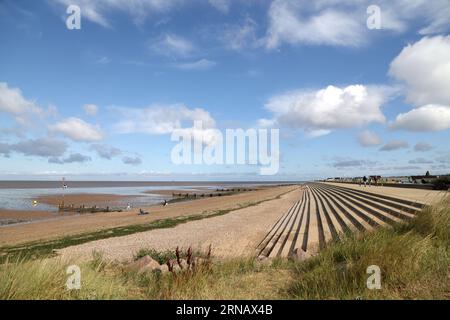 Heacham, Großbritannien. 30. August 2023. Heacham Beach in Norfolk, der von der DEFRA (Department for Environment Food & Rural Affairs) als einer der dreckigsten Strände Großbritanniens eingestuft wurde, was die Sauberkeit des Wassers angeht, und ein Hinweis zum Thema "Badeempfehlung: Verschmutzungsrisiko" ist auf einem Schild mit Strandinformationen zu sehen. Dank: Paul Marriott/Alamy Live News Stockfoto