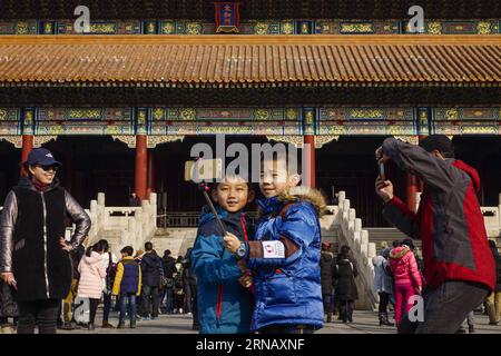 (160210) -- PEKING, 10. Februar 2016 -- Kinder posieren für Fotos im Palastmuseum, auch als Verbotene Stadt bekannt, während der Frühlingsfesttage in Peking, Hauptstadt Chinas, 10. Februar 2016. ) (Ry) CHINA-BEIJING-SPRING FESTIVAL HOLIDAYS-TOURISM (CN) ShenxBohan PUBLICATIONxNOTxINxCHN Peking Feb 10 2016 Kinder posieren für Fotos IM Palace Museum so bekannt als die Verbotene Stadt während der Spring Festival Holidays in Peking Hauptstadt von China Feb 10 2016 Ry China Beijing Spring Festival Holidays Tourism CN ShenxBohan PUBLICATIONxNOTxINxCHN Stockfoto