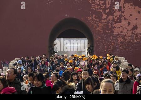 (160210) -- PEKING, 10. Februar 2016 -- Touristen besuchen das Palastmuseum, auch bekannt als die Verbotene Stadt, während der Frühlingsfesttage in Peking, Hauptstadt von China, 10. Februar 2016. ) (Ry) CHINA-BEIJING-SPRING FESTIVAL HOLIDAYS-TOURISM (CN) ShenxBohan PUBLICATIONxNOTxINxCHN Peking Feb 10 2016 Touristen besuchen das Palastmuseum so bekannt als die Verbotene Stadt während der Frühlingsfestferien in Peking Hauptstadt von China Feb 10 2016 Ry China Beijing Spring Festival Holidays Tourism CN ShenxBohan PUBLICATIONxNOTxINxCHN Stockfoto