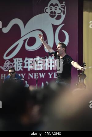 (160210) -- PEKING, 10. Februar 2016 -- Eine britische Band tritt auf einer Tempelmesse im Chaoyang Park in Peking, der Hauptstadt Chinas, am 10. Februar 2016 auf. Viele ausländische Truppen versammelten sich hier, um für Chinesen aufzutreten, die das Frühlingsfest feiern. ) (lfj) CHINA-BEIJING-TEMPLE FAIR (CN) LuoxXiaoguang PUBLICATIONxNOTxINxCHN Peking 10. Februar 2016 ein britischer Tie tritt AUF einer Tempelmesse IM Chao Yang Park in Peking Hauptstadt Chinas auf 10. Februar 2016 VIELE ausländische Truppen versammelten sich hier, um für chinesische Prominente aufzutreten, die das Frühlingsfest lfj China Peking feiern Temple Fair CN LuoxXi Stockfoto