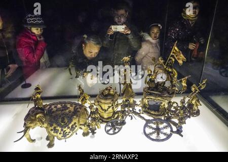 (160210) -- PEKING, 10. Februar 2016 -- Touristen sehen eine Uhr, die im Palastmuseum, auch als Verbotene Stadt bekannt, während der Frühlingsfesttage in Peking, Hauptstadt von China, 10. Februar 2016 ausgestellt ist. ) (Ry) CHINA-BEIJING-SPRING FESTIVAL HOLIDAYS-TOURISM (CN) ShenxBohan PUBLICATIONxNOTxINxCHN Peking Feb 10 2016 Touristen Sehen Sie sich eine Uhr IM Palastmuseum ausgestellt so bekannt als die Verbotene Stadt während der Frühlingsfestferien in Peking Hauptstadt von China Feb 10 2016 Ry China Beijing Spring Festival Holidays Tourism CN ShenxBohan PUBLICATIONxNOTxINxCHN Stockfoto