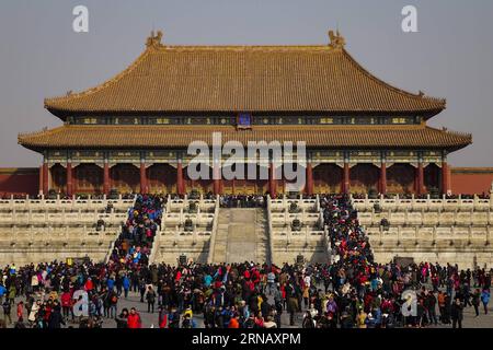 (160210) -- PEKING, 10. Februar 2016 -- Touristen besuchen das Palastmuseum, auch bekannt als die Verbotene Stadt, während der Frühlingsfesttage in Peking, Hauptstadt von China, 10. Februar 2016. ) (Ry) CHINA-BEIJING-SPRING FESTIVAL HOLIDAYS-TOURISM (CN) ShenxBohan PUBLICATIONxNOTxINxCHN Peking Feb 10 2016 Touristen besuchen das Palastmuseum so bekannt als die Verbotene Stadt während der Frühlingsfestferien in Peking Hauptstadt von China Feb 10 2016 Ry China Beijing Spring Festival Holidays Tourism CN ShenxBohan PUBLICATIONxNOTxINxCHN Stockfoto