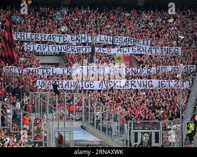MONCHENGLADBACH - Bayer 04 Leverkusen-Anhänger protestieren beim Bundesliga-Spiel zwischen Borussia Monchengladbach und Bayer 04 Leverkusen am 26. August 2023 im Borussia-Park-Stadion in Monchengladbach. AP | niederländische Höhe | Gerrit van Cologne Stockfoto