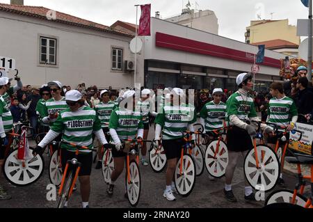 Portugal: Karnevalsparade in Lissabon Lissabon, 9. Februar 2016 -- Feiernde in bunten Kostümen nehmen am 9. Februar 2016 an der Karnevalsparade in Torres Vedras, etwa 50 Kilometer nördlich der portugiesischen Hauptstadt Lissabon, Teil. Der Karneval zog mehr als 350.000 Besucher aus dem in- und Ausland an. Zhang Liyun)(azp) PORTUGAL-TORRES VEDRAS-KARNEVAL Nevia PUBLICATIONxNOTxINxCHN Portugal Karnevalsparade in Lissabon 9. Februar 2016 Revelle in bunten Kostümen nehmen an der Karnevalsparade in Torres Vedras etwa 50 Kilometer nördlich der PORTUGIESISCHEN Hauptstadt Lissabon AM 9. Februar 2016 der Carni Teil Stockfoto