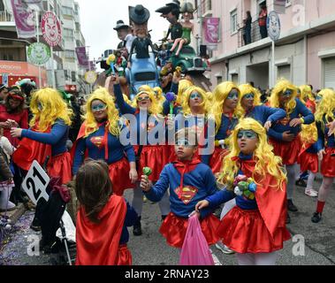 Portugal: Karnevalsparade in Lissabon Lissabon, 9. Februar 2016 -- Feiernde in bunten Kostümen nehmen am 9. Februar 2016 an der Karnevalsparade in Torres Vedras, etwa 50 Kilometer nördlich der portugiesischen Hauptstadt Lissabon, Teil. Der Karneval zog mehr als 350.000 Besucher aus dem in- und Ausland an. )(azp) PORTUGAL-TORRES VEDRAS-KARNEVAL zhangxliyun PUBLICATIONxNOTxINxCHN Portugal Karneval Parade in Lissabon 9. Februar 2016 Revelle in bunten Kostümen nehmen an der Karneval Parade in Torres Vedras etwa 50 Kilometer nördlich der PORTUGIESISCHEN Hauptstadt Lissabon AM 9. Februar 2016 der Karneval A Stockfoto