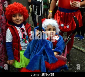 Portugal: Karnevalsparade in Lissabon Lissabon, 9. Februar 2016 -- Feiernde in bunten Kostümen nehmen am 9. Februar 2016 an der Karnevalsparade in Torres Vedras, etwa 50 Kilometer nördlich der portugiesischen Hauptstadt Lissabon, Teil. Der Karneval zog mehr als 350.000 Besucher aus dem in- und Ausland an. )(azp) PORTUGAL-TORRES VEDRAS-KARNEVAL zhangxliyun PUBLICATIONxNOTxINxCHN Portugal Karneval Parade in Lissabon 9. Februar 2016 Revelle in bunten Kostümen nehmen an der Karneval Parade in Torres Vedras etwa 50 Kilometer nördlich der PORTUGIESISCHEN Hauptstadt Lissabon AM 9. Februar 2016 der Karneval A Stockfoto