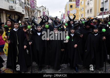 Portugal: Karnevalsparade in Lissabon Lissabon, 9. Februar 2016 -- Feiernde in bunten Kostümen nehmen am 9. Februar 2016 an der Karnevalsparade in Torres Vedras, etwa 50 Kilometer nördlich der portugiesischen Hauptstadt Lissabon, Teil. Der Karneval zog mehr als 350.000 Besucher aus dem in- und Ausland an. )(azp) PORTUGAL-TORRES VEDRAS-KARNEVAL zhangxliyun PUBLICATIONxNOTxINxCHN Portugal Karneval Parade in Lissabon 9. Februar 2016 Revelle in bunten Kostümen nehmen an der Karneval Parade in Torres Vedras etwa 50 Kilometer nördlich der PORTUGIESISCHEN Hauptstadt Lissabon AM 9. Februar 2016 der Karneval A Stockfoto