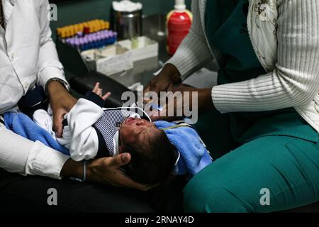 (160210) -- CARACAS, 10. Februar 2016 -- Eine Krankenschwester nimmt am 10. Februar 2016 Eine Blutprobe für ein Neugeborenes im Salud Chacao Labor in Caracas, Venezuela. Insgesamt 31 Organisationen gaben am Mittwoch bekannt, dass sie Daten und Ergebnisse, die für die aktuelle Zika-Krise und künftige Notfälle im Bereich der öffentlichen Gesundheit relevant sind, so schnell und offen wie möglich austauschen werden. Boris Vergara) (jg) (sp) VENEZUELA-CARACAS-HEALTH-ZIKA e BorisxVergara PUBLICATIONxNOTxINxCHN Caracas 10. Februar 2016 eine Krankenschwester nimmt AM 10. Februar 2016 IM Salud Chacao Laboratory in Caracas Venezuela eine Blutprobe für ein Neugeborenes, insgesamt 31 Org Stockfoto