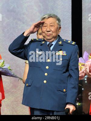 (160212) -- PEKING, 12. Februar 2016 -- Aktenfoto, aufgenommen am 15. Oktober 2011, zeigt den Künstler Yan Su, der das Publikum begrüßt, nachdem er den Lifetime Achievement Award des China Theatre Award gewonnen hat. Yan Su, ein prominenter Dramatiker und Songwriter der Volksbefreiungsarmee (PLA), starb am 12. Februar 2016 im Alter von 86 Jahren an Krankheit. Yan schrieb Texte für viele berühmte Lieder, darunter Dare to Ask Where is the Road , der Titelsong der TV-Serie Journey to the West, der 1986 aus dem gleichnamigen Roman in China ausgestrahlt wurde. (Yxb) CHINA-BEIJING-YAN SU-DEATH(CN) LiuxChan PUBLICATIONxNOT Stockfoto