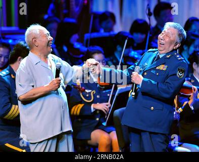 (160212) -- PEKING, 12. Februar 2016 -- Aktenfoto aufgenommen am 25. Juli 2010 zeigt den Künstler Yan Su (R), der ein Lied mit dem Komponisten Jiang Chunyang bei Yans Konzert in Peking, der Hauptstadt Chinas, singt. Yan Su, ein prominenter Dramatiker und Songwriter der Volksbefreiungsarmee (PLA), starb am 12. Februar 2016 im Alter von 86 Jahren an Krankheit. Yan schrieb Texte für viele berühmte Lieder, darunter Dare to Ask Where is the Road , der Titelsong der TV-Serie Journey to the West, der 1986 aus dem gleichnamigen Roman in China ausgestrahlt wurde. (YXB) CHINA-BEIJING-YAN SU-DEATH(CN) LUOXXIAOGUANG PU Stockfoto