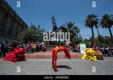 Tänzerinnen führen Lion Dance während der chinesischen Mondneujahrsfeier und des Festes von Santiago auf der Plaza de Armas in Santiago, der Hauptstadt Chiles, am 12. Februar 2016 auf. Das fest von Santiago feiert den 475. Jahrestag der Gründung der chilenischen Hauptstadt Santiago durch Pedro de Valdivia. Jorge Villegas) (jg) (fnc) CHILE-SANTIAGO-CHINA-LUNAR NEW YEAR e JORGExVILLEGAS PUBLICATIONxNOTxINxCHN Tänzerinnen führen Lion Dance während des chinesischen Mondneujahrs und Festes von Santiago AUF der Plaza de Armas in Santiago Hauptstadt von Chile AM 12. Februar 2016 fest von Santiago feiert das 475. An Stockfoto