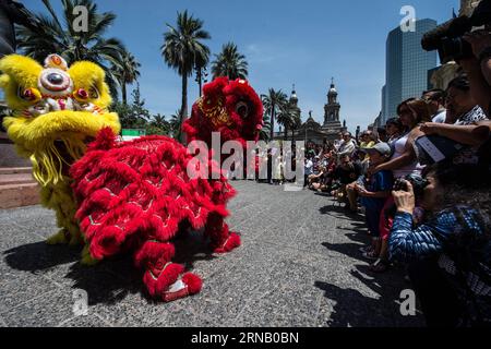 Tänzerinnen führen Lion Dance während der chinesischen Mondneujahrsfeier und des Festes von Santiago auf der Plaza de Armas in Santiago, der Hauptstadt Chiles, am 12. Februar 2016 auf. Das fest von Santiago feiert den 475. Jahrestag der Gründung der chilenischen Hauptstadt Santiago durch Pedro de Valdivia. Jorge Villegas) (jg) (fnc) CHILE-SANTIAGO-CHINA-LUNAR NEW YEAR e JORGExVILLEGAS PUBLICATIONxNOTxINxCHN Tänzerinnen führen Lion Dance während des chinesischen Mondneujahrs und Festes von Santiago AUF der Plaza de Armas in Santiago Hauptstadt von Chile AM 12. Februar 2016 fest von Santiago feiert das 475. An Stockfoto