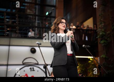 Der Bürgermeister von Danzig Aleksandra Dulkiewicz spricht während einer Kundgebung in Danzig Donald Tusks Wahlkundgebung fand im Europäischen Solidaritätszentrum in Danzig statt. Das Treffen fand am 43. Jahrestag der August-Abkommen statt, auf die der Premierminister in seiner Rede hingewiesen hat. Er erinnerte an die Geschichte der Solidarität und ihrer Helden. Die Halle im Zentrum war voll gefüllt, viele hörten dem Premierminister draußen zu, da es im Inneren keinen Platz gab. Bevor Donald Tusk auf die Bühne kam, sprachen unter anderem Alexander Dulkiewicz, Bürgermeister von Danzig, Piotr Adamowicz, Henryka Krzywonos-Strycharska und Stockfoto