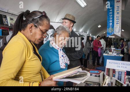 Die Menschen wählen Bücher während der 25. Internationalen Buchmesse Kubas 2016 in Fort of Saint Charles in Havanna, Kuba, am 13. Februar 2016 aus. Während der Veranstaltung, bei der Uruguay als Gastland der Ehre gilt, werden mehr als 900 neue Publikationen in etwa vier Millionen Textkopien mit etwa 70 kubanischen Verlagen ausgestellt. (dh) CUBA-HAVANA-CULTURE-BOOK FAIR JoaquinxHernandez PUBLICATIONxNOTxINxCHN Prominente Select Books während der 25. Internationalen Buchmesse von Kuba 2016 AUF Progress of Saint Charles in Havanna Kuba AM 13. Februar 2016 während der Veranstaltung Thatcher hat Uruguay als Gastland von Stockfoto