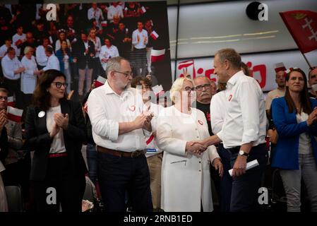 Henryka Krzywonos - Strycharska spricht während einer Kundgebung in Danzig Donald Tusks Wahlkundgebung fand im Europäischen Solidaritätszentrum in Danzig statt. Das Treffen fand am 43. Jahrestag der August-Abkommen statt, auf die der Premierminister in seiner Rede hingewiesen hat. Er erinnerte an die Geschichte der Solidarität und ihrer Helden. Die Halle im Zentrum war voll gefüllt, viele hörten dem Premierminister draußen zu, da es im Inneren keinen Platz gab. Vor Donald Tusk traten die Redner Aleksandra Dulkiewicz, Bürgermeister von Danzig, Piotr Adamowicz, Henryka Krzywonos-Strycharska und Rafa? Stockfoto