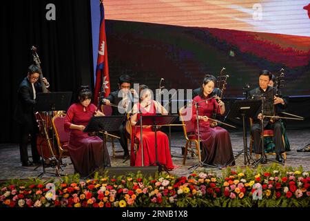 Kathmandu, Nepal. August 2023 31. Chinesische Künstler treten während des chinesischen Musikkonzerts Silk Road in Kathmandu, Nepal, am 31. August 2023 auf. Am Donnerstagabend fand in der nepalesischen Hauptstadt Kathmandu ein chinesisches Musikkonzert statt, das Hunderte von Zuschauern, darunter Beamte und nepalesische Studenten, begeisterte. Quelle: Hari Maharjan/Xinhua/Alamy Live News Stockfoto