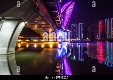 PEKING, 14. Februar 2016 --Foto aufgenommen am 14. Februar 2016 zeigt den Nachtblick im Fenhe Park in Taiyuan, der Hauptstadt der nordchinesischen Provinz Shanxi. ) (Zwx) CHINA-SHANXI-TAIYUAN-FENHE PARK-NIGHT VIEW(CN) LixJianbo PUBLICATIONxNOTxINxCHN Peking Feb 14 2016 Foto aufgenommen AM Feb 14 2016 zeigt die Nachtsicht IM Fenhe Park in Taiyuan Hauptstadt von Nordchina S Shanxi Provinz zwx China Shanxi Taiyuan FenNOhe Park Night View PCN LixBLINxJixBLIONCN Stockfoto