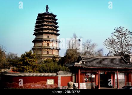 (160215) -- PEKING, 15. Februar 2016 -- Foto aufgenommen am 10. Dezember 2014 zeigt die Lingxiao-Pagode im Tianning-Tempel im Zhengding County Shijiazhuang, der Hauptstadt der nordchinesischen Provinz Hebei. Die Pagode wurde im Jahr 860 der Tang-Dynastie erbaut. ) (Ry) CHINA-ANCIENT PAGODEN (CN) WangxSong PUBLICATIONxNOTxINxCHN Peking Feb 15 2016 Foto aufgenommen AM 10. Dezember 2014 zeigt Pagode IM Tianning Tempel in Zhengding County Shijiazhuang Hauptstadt von Nordchina Provinz S Hebei die Pagode, die im Jahr 860 der Tang Dynastie Ry China ALTEN Pagoden CN gebaut wurde WangxSong PUBLICATIONxNOTxINxCHN Stockfoto