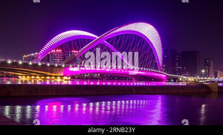 PEKING, 14. Februar 2016 --Foto aufgenommen am 14. Februar 2016 zeigt den Nachtblick im Fenhe Park in Taiyuan, der Hauptstadt der nordchinesischen Provinz Shanxi. ) (Zwx) CHINA-SHANXI-TAIYUAN-FENHE PARK-NIGHT VIEW(CN) LixJianbo PUBLICATIONxNOTxINxCHN Peking Feb 14 2016 Foto aufgenommen AM Feb 14 2016 zeigt die Nachtsicht IM Fenhe Park in Taiyuan Hauptstadt von Nordchina S Shanxi Provinz zwx China Shanxi Taiyuan FenNOhe Park Night View PCN LixBLINxJixBLIONCN Stockfoto