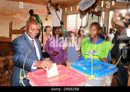 Bilder des Tages BANGUI, 14. Februar 2016 -- der unabhängige Präsidentschaftskandidat Faustin Touadera (1. L) gibt am 14. Februar 2016 seine Stimme in einer Wahllokale in Bangui, Zentralafrikanische Republik, ab. Die Zentralafrikanische Republik (Zentralafrikanische Republik) hielt am Sonntag ihre verzögerte zweite Runde der Präsidentschaftswahlen ab, nachdem bei den Wahlen im Dezember letzten Jahres kein Kandidat die Mehrheit gewonnen hatte. (Zjy) ZENTRALAFRIKANISCHE REPUBLIK-BANGUI-WAHLSTREITER PUBLICATIONxNOTxINxCHN Images The Day Bangui Feb 14 2016 Independent Presidential Candidate Faustin Touadera 1st l gibt seine Stimme in einer Wahlstation in Bangui Central African Republic ab 14. Februar 2 Stockfoto