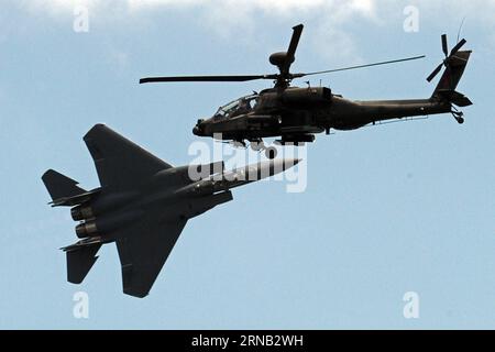 (160216) -- SINGAPUR, 16. Februar 2016 -- Ein F-15SG Kampfflugzeug (L) und ein AH-64D Apache-Kampfhubschrauber der Singapore Air Force führen Kunstflug während der Singapore Airshow im Changi Exhibition Centre in Singapur, 16. Februar 2016, durch. Die Singapore Airshow, Asiens größte und eine der wichtigsten Luftfahrt- und Verteidigungsausstellungen der Welt, startete am Dienstag mit einem neuen Fokus auf die Entwicklung und Trends der globalen Luftfahrtindustrie. ) SINGAPUR-AIRSHOW-KUNSTFLUG ThenxChihxWey PUBLICATIONxNOTxINxCHN Singapur 16. Februar 2016 A F Fighter Plane l und A AH 64D Apache A Stockfoto