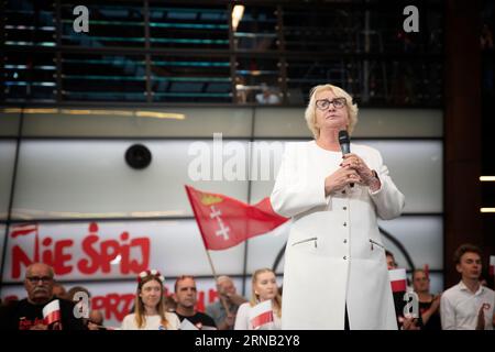 Henryka Krzywonos - Strycharska spricht während einer Kundgebung in Danzig Donald Tusks Wahlkundgebung fand im Europäischen Solidaritätszentrum in Danzig statt. Das Treffen fand am 43. Jahrestag der August-Abkommen statt, auf die der Premierminister in seiner Rede hingewiesen hat. Er erinnerte an die Geschichte der Solidarität und ihrer Helden. Die Halle im Zentrum war voll gefüllt, viele hörten dem Premierminister draußen zu, da es im Inneren keinen Platz gab. Vor Donald Tusk traten die Redner Aleksandra Dulkiewicz, Bürgermeister von Danzig, Piotr Adamowicz, Henryka Krzywonos-Strycharska und Rafa? Stockfoto