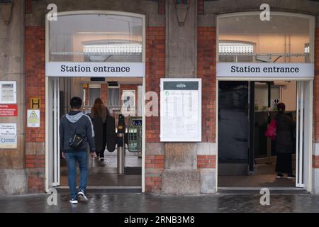 Slough, Berkshire, Großbritannien. September 2023. Es war ein ruhiger Morgen am Slough Railway Station in Berkshire. In England finden heute in einem anhaltenden bitteren Streit um die Bezahlung und die geplanten Schließungen der Bahnhöfskasse weitere Bahnstreiks über die Schienennetze statt. Heute verkehrten jedoch Züge der Elizabeth Line von und nach Abbey Wood in London, jedoch wurden viele GWR-Züge aufgrund der Industriearbeit gestrichen oder verzögert. Die Mitglieder der RMT-Gewerkschaft werden morgen ebenfalls streiken. Quelle: Maureen McLean/Alamy Live News Stockfoto