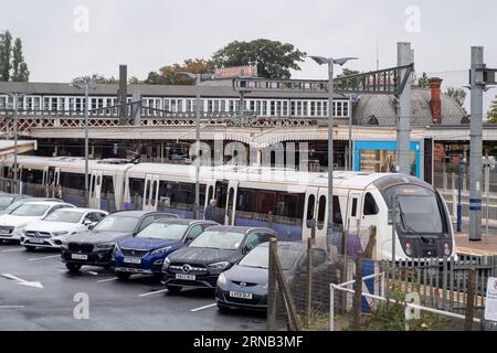 Slough, Berkshire, Großbritannien. September 2023. Es war ein ruhiger Morgen am Slough Railway Station in Berkshire. In England finden heute in einem anhaltenden bitteren Streit um die Bezahlung und die geplanten Schließungen der Bahnhöfskasse weitere Bahnstreiks über die Schienennetze statt. Die Züge der Elizabeth Line verkehrten jedoch heute von und nach Abbey Wood in London, jedoch wurden viele GWR-Züge aufgrund der Industriemaßnahmen gestrichen oder verzögert. Die Mitglieder der RMT-Gewerkschaft werden morgen ebenfalls streiken. Quelle: Maureen McLean/Alamy Live News Stockfoto