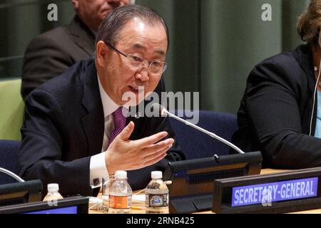 (160218) -- NEW YORK, 18. Februar 2016 -- Generalsekretär der Vereinten Nationen, Ban Ki-moon, erläutert den Mitgliedstaaten die Unterzeichnungszeremonie für das Pariser Übereinkommen (COP21) im UN-Hauptquartier in New York, 17. Februar 2016. Ban Ki-moon hat am Mittwoch alle Staats- und Regierungschefs der Welt aufgefordert, das Pariser Klimaschutzabkommen am 22. April in New York zu unterzeichnen. ) UN-COP 21-AGREEMENT-BAN KI-MOON LixMuzi PUBLICATIONxNOTxINxCHN New York 18. Februar 2016 Generalsekretär DER Vereinten Nationen Ban KI Moon Briefs Mitgliedsstaaten ZUR Unterzeichnungszeremonie für das Pariser Übereinkommen COP21 AM UN-Hauptsitz in ne Stockfoto