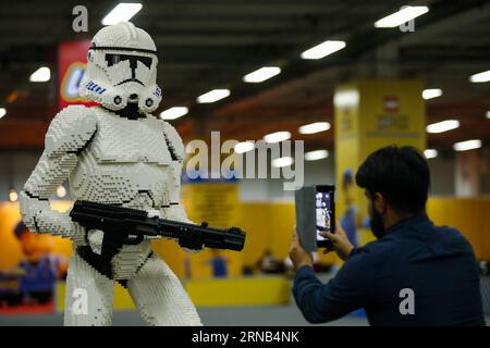 BOGOTA, 18. Februar 2016 -- Eine Person macht ein Foto einer Figur, die mit Lego-Blöcken beim Lego Fun fest in Bogota, Kolumbien, am 18. Februar 2016 gemacht wurde. Laut der lokalen Presse findet das Lego Fun fest vom 19. Februar bis 13. März in Bogota statt, mit Nachbildungen verschiedener Charaktere aus Lego-Blöcken. Mauricio Alvarado/COLPRENSA) (fnc) (sp) MANDATROY CREDIT NO ARCHIVE-NOT FOR SALE FOR REDAKTIONELLE USE ONLY COLOMBIA OUT COLOMBIA-BOGOTA-SOCIETY-LEGO e COLPRENSA PUBLICATIONxNOTxINxCHN Bogota 18. Februar 2016 eine Person macht ein Bild einer Figur mit Lego Blocks IM Lego Fun Close in Bogota Stockfoto