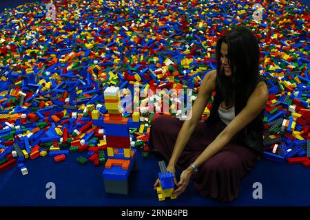 BOGOTA, 18. Februar 2016 -- Eine Frau macht eine Figur mit Lego-Blöcken beim Lego Fun fest in Bogota, Kolumbien, am 18. Februar 2016. Laut der lokalen Presse findet das Lego Fun fest vom 19. Februar bis 13. März in Bogota statt, mit Nachbildungen verschiedener Charaktere aus Lego-Blöcken. Mauricio Alvarado/COLPRENSA) (fnc) (sp) MANDATROY CREDIT NO ARCHIVE-NOT FOR SALE FOR REDAKTIONELLE USE ONLY COLOMBIA OUT COLOMBIA-BOGOTA-SOCIETY-LEGO e COLPRENSA PUBLICATIONxNOTxINxCHN Bogota 18. Februar 2016 eine Frau macht eine Figur mit Lego-Blöcken BEIM Lego Fun Close in Bogota AM 18. Februar 2016 nach Kolumbien Stockfoto