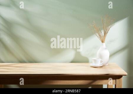 Verschiedene Requisiten mit herbstlicher Atmosphäre im warmen Nachmittagslicht. Stockfoto