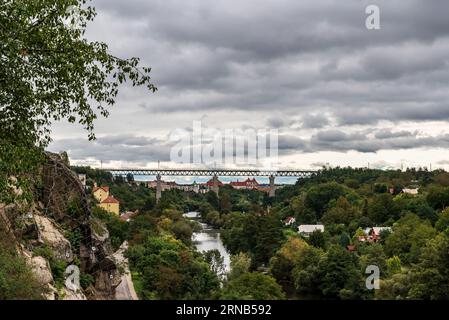 Eisenbahnbrücke über dem Fluss Dyje mit Loucky klaster im Hintergrund in Znojmo Stadt in tschechien - Blick von Znojemsky hrad Stockfoto