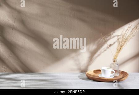 Verschiedene Requisiten mit herbstlicher Atmosphäre im warmen Nachmittagslicht. Stockfoto