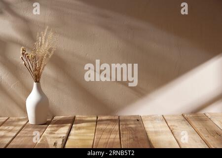 Verschiedene Requisiten mit herbstlicher Atmosphäre im warmen Nachmittagslicht. Stockfoto