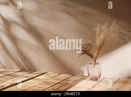 Verschiedene Requisiten mit herbstlicher Atmosphäre im warmen Nachmittagslicht. Stockfoto
