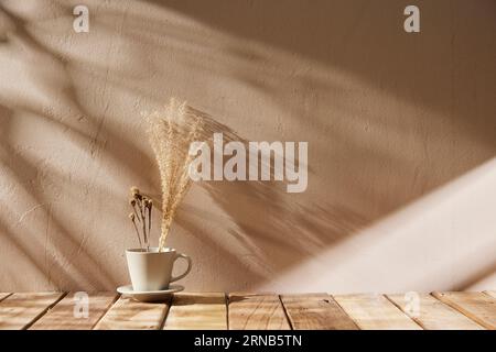 Verschiedene Requisiten mit herbstlicher Atmosphäre im warmen Nachmittagslicht. Stockfoto