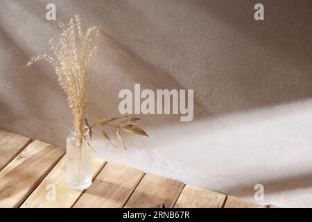 Verschiedene Requisiten mit herbstlicher Atmosphäre im warmen Nachmittagslicht. Stockfoto