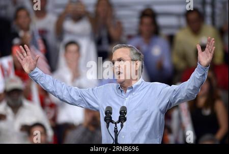 Das am 15. Juni 2015 aufgenommene Foto zeigt den ehemaligen Gouverneur von Florida, Jeb Bush, der seine Bewerbung für die republikanische Präsidentschaftsnominierung auf dem Kendall Campus des Miami Dade College in Miami, Florida, USA, bekannt gab. Jeb Bush zog sich am Samstag aus seinem Rennen für das Weiße Haus zurück, nachdem er die South Carolina Primär verlor. US-WASHINGTON-JEB BUSH-WAY YinxBogu PUBLICATIONxNOTxINxCHN-Datei Foto aufgenommen AM 15. Juni 2015 zeigt den ehemaligen US-Gouverneur von Florida, Jeb Bush, der seinen BID für die republikanische Präsidentschaftsnominierung AM Kendall Campus des Miami Dade College in Miami Florida The United ankündigte Stockfoto