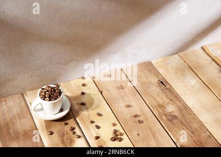 Verschiedene Requisiten mit herbstlicher Atmosphäre im warmen Nachmittagslicht. Stockfoto