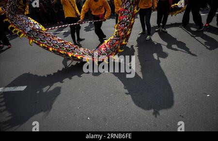 (160221) -- JAKARTA, 21. Februar 2016 -- die Menschen führen den Drachentanz während einer Cap Go Meh-Feier auf, die von der chinesischen Gemeinde im Pancoran Glodok in West-Jakarta, Indonesien, am 21. Februar 2016 abgehalten wird. Das Cap Go Meh Festival, auch bekannt als Lantern Festival, wird am 15. Tag des chinesischen Neujahrsfestes gefeiert. ) (Djj) INDONESIA-JAKARTA-CAP GO MEH0-CELEBRATION VerixSanovri PUBLICATIONxNOTxINxCHN Jakarta 21. Februar 2016 Prominente führen den Drachentanz während eines Cap Go MEH Celebration Hero durch die chinesische Gemeinschaft in Glodok in WEST-Jakarta Indonesien 21. Februar 2016 das Cap Go MEH Festival so bekannt Stockfoto