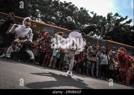 (160221) -- JAKARTA, 21. Februar 2016 -- Menschen beobachten den Hanoman (ein Mann im Affenkostüm), der während einer Cap Go Meh-Feier der chinesischen Gemeinde im Pancoran Glodok in West Jakarta, Indonesien, am 21. Februar 2016 auftritt. Das Cap Go Meh Festival, auch bekannt als Lantern Festival, wird am 15. Tag des chinesischen Neujahrsfestes gefeiert. ) (Djj) INDONESIA-JAKARTA-CAP GO MEH0-CELEBRATION VerixSanovri PUBLICATIONxNOTxINxCHN Jakarta 21. Februar 2016 Prominente Sehen Sie dem Mann im Affenkostüm BEI einem Cap Go MEH Celebration Hero der chinesischen Gemeinschaft in Glodok in WEST Jaka zu Stockfoto