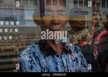 (160221) -- JAKARTA, 21. Februar 2016 -- Menschen beobachten eine Cap Go Meh-Feier der chinesischen Gemeinde im Pancoran Glodok in West Jakarta, Indonesien, 21. Februar 2016. Das Cap Go Meh Festival, auch bekannt als Lantern Festival, wird am 15. Tag des chinesischen Neujahrsfestes gefeiert. ) (Djj) INDONESIA-JAKARTA-CAP GO MEH0-CELEBRATION VerixSanovri PUBLICATIONxNOTxINxCHN JAKARTA 21. Februar 2016 Prominente Sehen Sie sich einen Cap Go MEH Celebration Hero der chinesischen Gemeinschaft in Glodok in WEST Jakarta Indonesien 21. Februar 2016 das Cap Go MEH Festival so bekannt als Laterne Festival WIRD AM 15. Tag o gefeiert Stockfoto