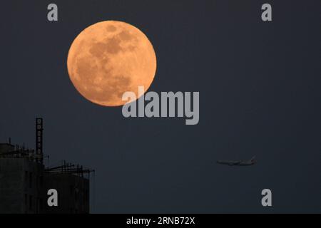 (160222) -- PEKING, 22. Februar 2016 -- ein Flugzeug wird auf dem Lantern Festival in Peking, der Hauptstadt Chinas, am 22. Februar 2016 unter Vollmond fliegen gesehen. ) (dhf) CHINA-BEIJING-LATERNE FESTIVAL-VOLLMOND (CN) JuxHuanzong PUBLICATIONxNOTxINxCHN Peking 22. Februar 2016 zum Flugzeug IST Seen Fliegen unter dem Vollmond AUF Laterne Festival in Peking Hauptstadt von China 22. Februar 2016 DHF China Beijing Laterne Festival Vollmond CN JuxHuanzong PUBLICATIONxNOTxINxCHN Stockfoto