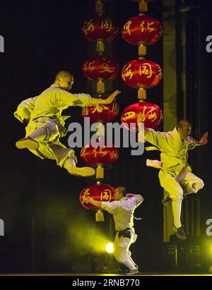 Shaolin-Mönche aus dem chinesischen Songshan Shaolin Tempel führen Kampfkünste während der Kulturen Chinas auf, Festival of Spring Gala im Pasadena Civic Auditorium in Los Angeles, USA, 21. Februar 2016. Das Publikum wurde hier mit einer herrlichen Show chinesischer Künstler vor dem Lantern Festival, das am 22. Februar dieses Jahres stattfindet, behandelt. ) U.S.-LOS ANGELES-CHINA-CULTURES OF CHINA-FESTIVAL DES FRÜHLINGS YangxLei PUBLICATIONxNOTxINxCHN Shaolin Mönche aus China S Song Shan Shaolin Tempel führen Kampfkünste während der Kultur von China Festival der Frühlingsgala IN Pasadena Civic Audi Stockfoto