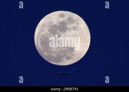 (160222) -- PEKING, 22. Februar 2016 -- ein Flugzeug wird auf dem Lantern Festival in Peking, der Hauptstadt Chinas, am 22. Februar 2016 unter Vollmond fliegen gesehen. ) (dhf) CHINA-BEIJING-LATERNE FESTIVAL-VOLLMOND (CN) JuxHuanzong PUBLICATIONxNOTxINxCHN Peking 22. Februar 2016 zum Flugzeug IST Seen Fliegen unter dem Vollmond AUF Laterne Festival in Peking Hauptstadt von China 22. Februar 2016 DHF China Beijing Laterne Festival Vollmond CN JuxHuanzong PUBLICATIONxNOTxINxCHN Stockfoto